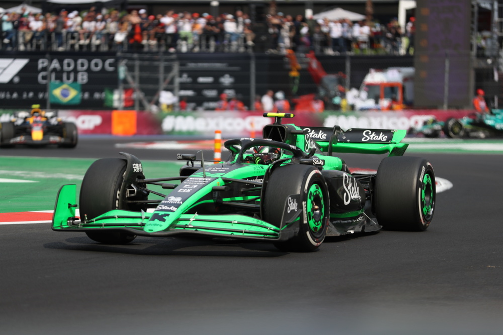 雷诺车队力克红牛二队，塞恩斯扛起全队