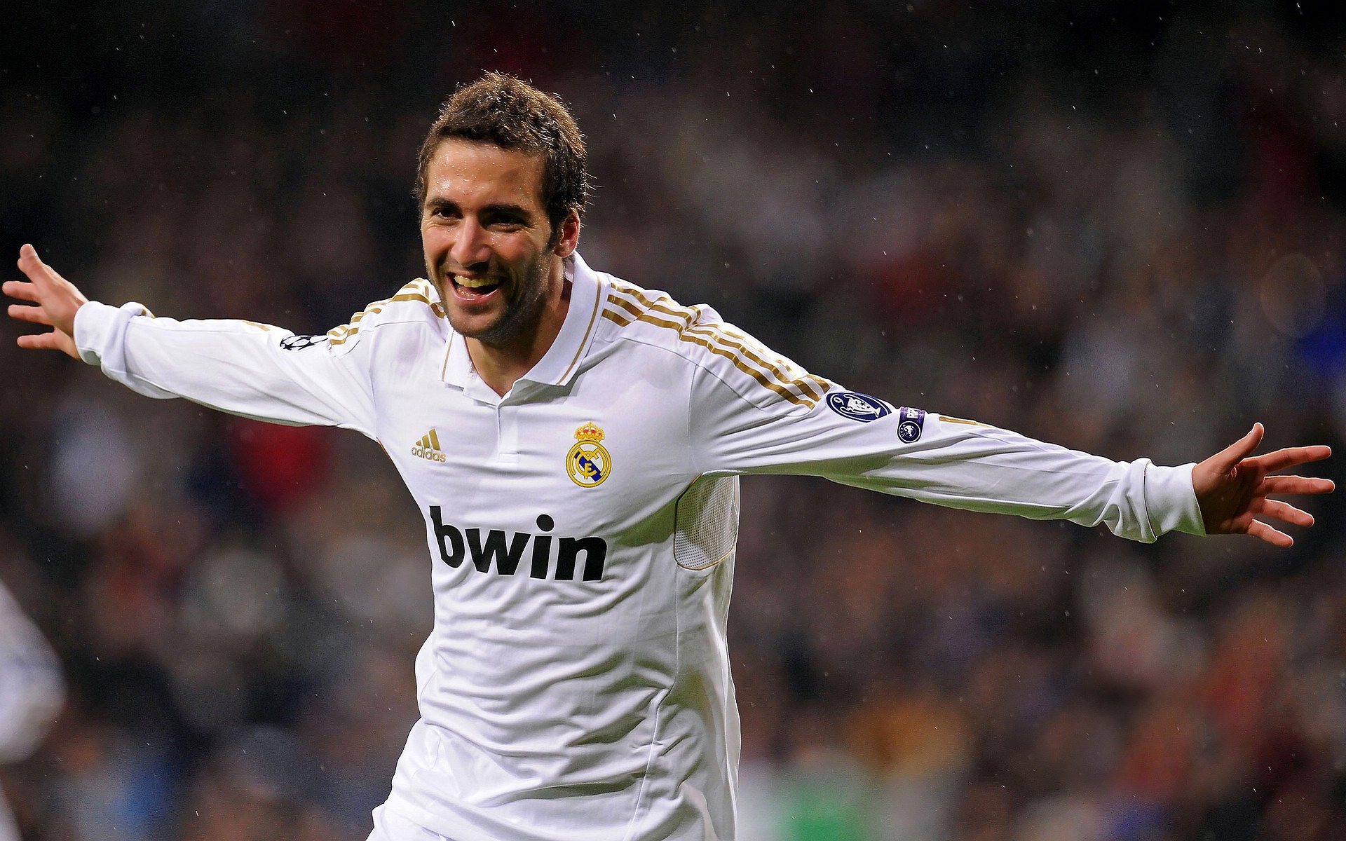 本泽马独造三球导演逆转,波兰新星闪耀助皇马横扫莱比锡